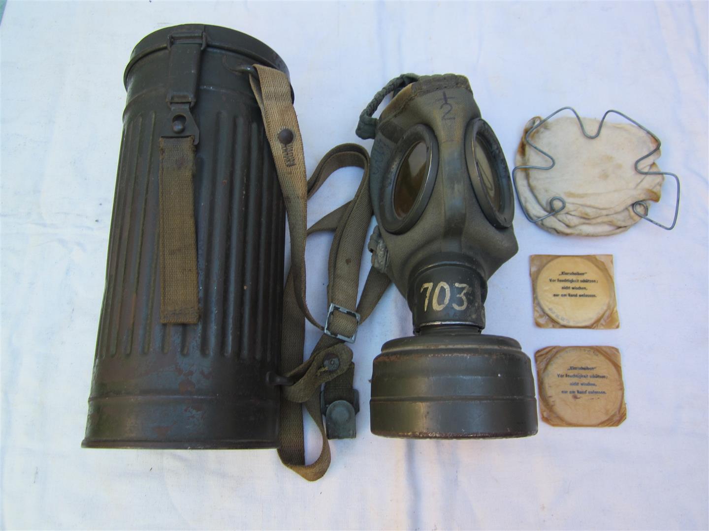WW2 WH Gasmask, Tin & Straps - Complete